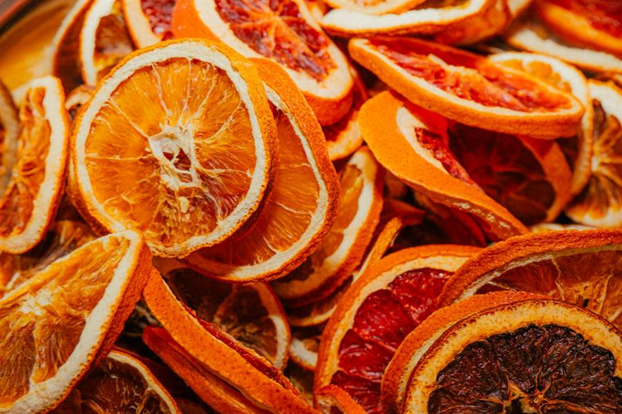 Dehydrated fruit slices after controlled drying